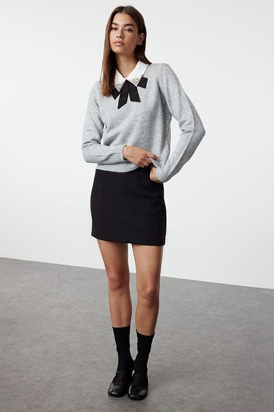 Trendyol Collection Szürke strasszos kötöttáru pulóver - puha textúrával és díszítéssel, szalag/masni részletekkel TWOAW25KZ00035
