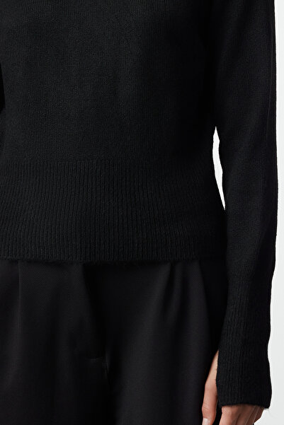 Trendyol Collection Černý pletený svetr s měkkou texturou – rukáv s kapucí a vycpanými prsty Twoaw25Kz00084