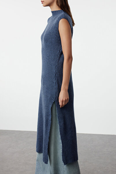 Trendyol Collection Svetr z indigového úpletu s měkkou texturou - stojáček Twoaw25Sv00011