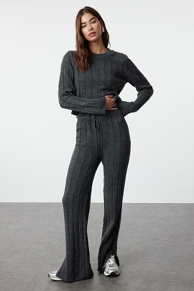 Trendyol Collection Puha textúrájú antracit kötöttáru Crop felső és alsó készlet - TWOAW25AU00038