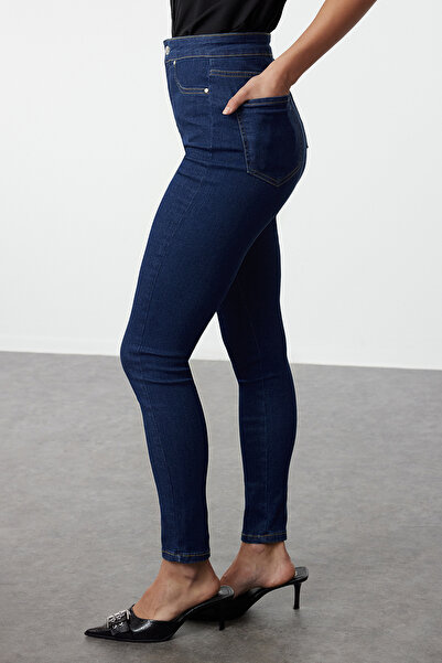 Trendyol Collection Темно-сині джинси з високою талією та еластичною посадкою TWOSS24JE00318