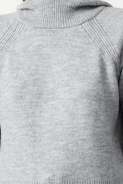 Trendyol Collection Šedý pletený svetr s měkkou texturou – rukávy s kapucí a špičkou Twoaw25Kz00084