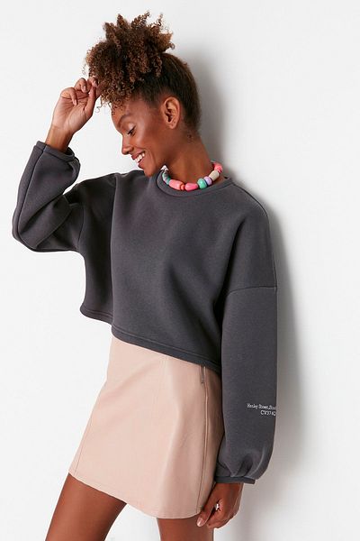 Trendyol Collection Geräuchertes, dickes Fleece innen, lockerer Schnitt, kurze Ärmel, bedrucktes Strick-Sweatshirt TWOAW23SW00568