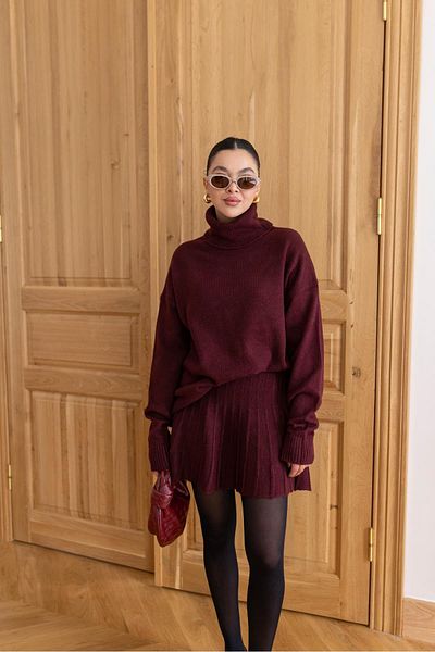 Askı Nişantaşı Burgunderroter Rollkragen-Strickrockanzug