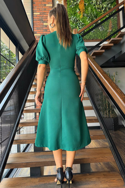 GÜLSELİ Σμαραγδένιο Πράσινο Μίντι Φόρεμα με λαιμόκοψη - Λεπτομέρεια με κουμπιά