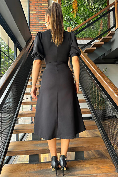 GÜLSELİ Μαύρο μίντι φόρεμα με λαιμόκοψη - Λεπτομέρεια με κουμπιά