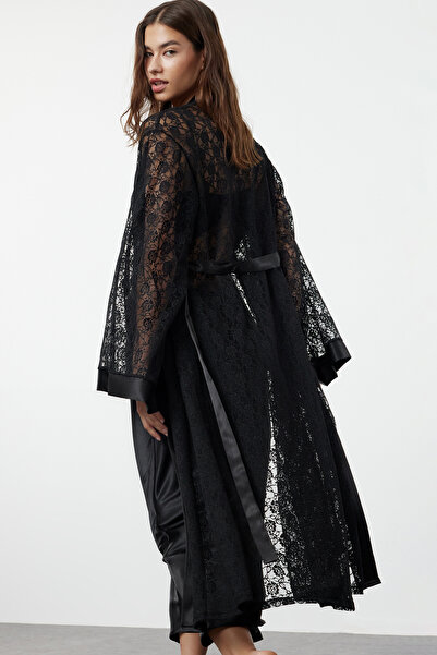 Trendyol Collection Δαντελένιο πλεκτό φόρεμα με μαύρη ζώνη σατέν λεπτομέρεια THMAW24SB00011