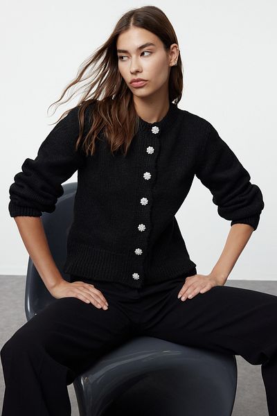 Trendyol Collection Černá měkká textura Gem Button Coat Look Pletený svetr TWOAW21HI0034