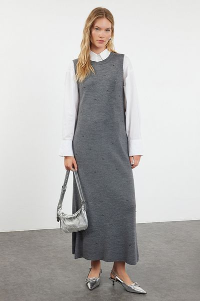 Trendyol Modest Anthrazitfarbenes Perlen-Strickkleid TCTAW25EB00057