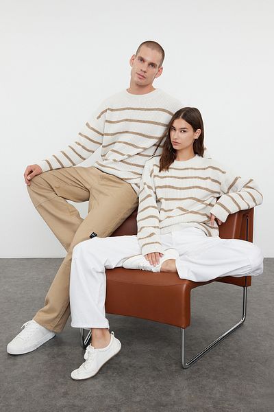 Trendyol Collection Übergroßer Nerz-Strickpullover – Rundhalsausschnitt, gestreift TMNAW23KZ00285