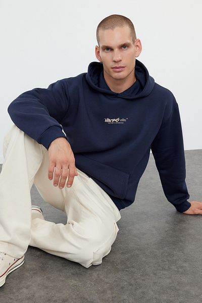 Trendyol Collection Fleecová košile – oversize s kapucí, potištěná na zádech, teplá TMNAW25SW00077