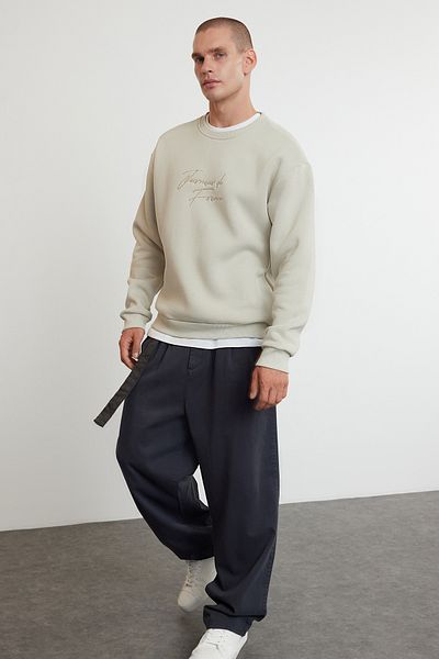 Trendyol Collection Stone Oversize/Weit geschnittenes, mit Text besticktes, dickes Fleece-Sweatshirt TMNAW25SW00091