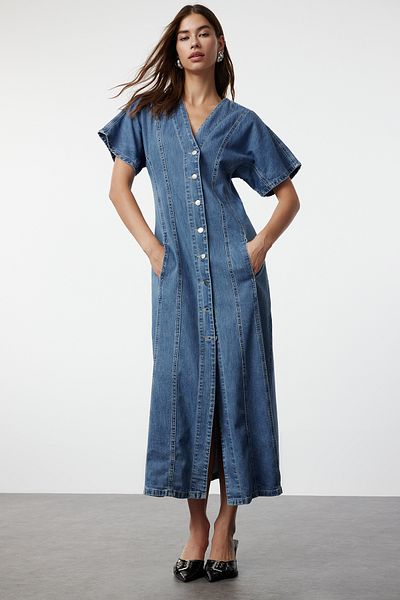 Trendyol Collection Modré detail prošívání Maxi džínové šaty s výstřihem do V TWOAW25EL00088