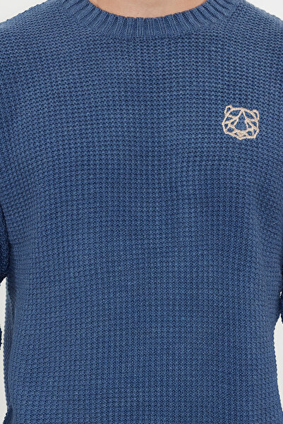 Trendyol Collection Pulover texturat cu decolteu oversize Indigo TMNAW24KZ00032