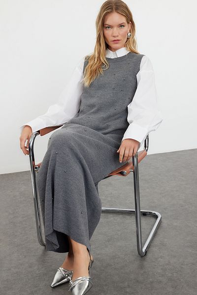 Trendyol Modest Anthrazitfarbenes Perlen-Strickkleid TCTAW25EB00057