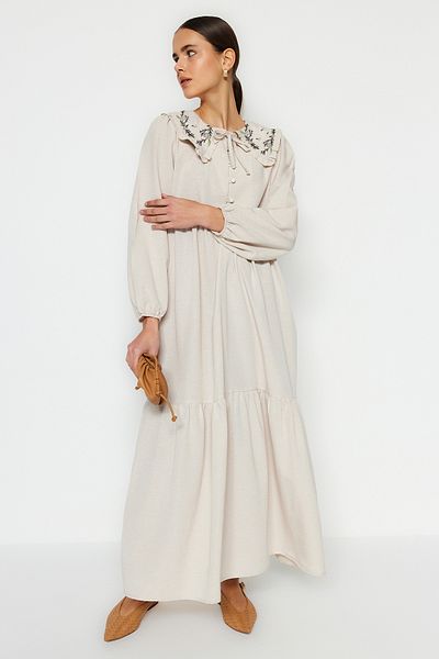 Trendyol Modest Cremefarbenes, gewebtes Kleid mit halber Knopfleiste und besticktem Kragen in Leinenoptik TCTSS23EB00257