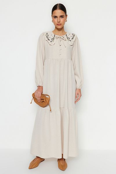 Trendyol Modest Cremefarbenes, gewebtes Kleid mit halber Knopfleiste und besticktem Kragen in Leinenoptik TCTSS23EB00257
