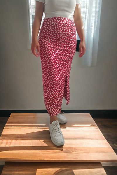 Aslında Look Fusta drapată cu model floral, cu talie elastică