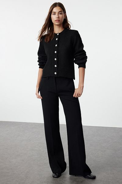 Trendyol Collection Černá měkká textura Gem Button Coat Look Pletený svetr TWOAW21HI0034