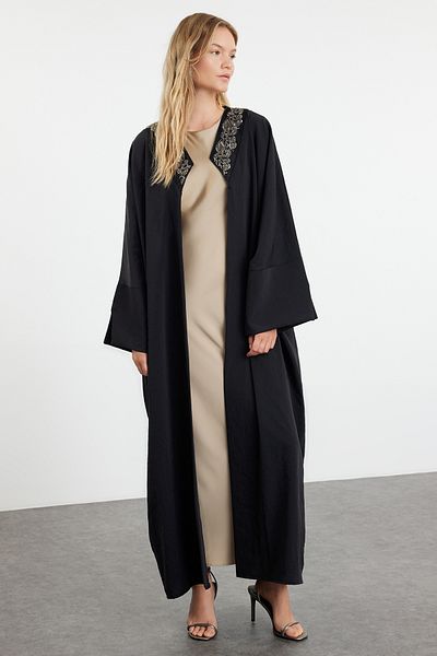 Trendyol Modest Tkaná černá čepice – Ferace & Abaya s detailem příslušenství pro výšivku TCTSS24KF00044