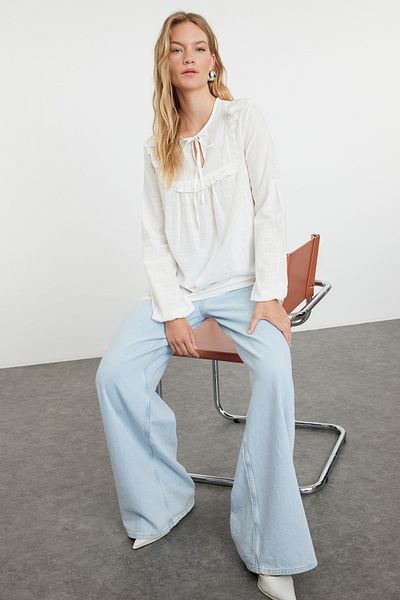 Trendyol Modest Ecrufarbenes gewebtes Hemd mit Rüschenkragen - TCTSS24TG00076