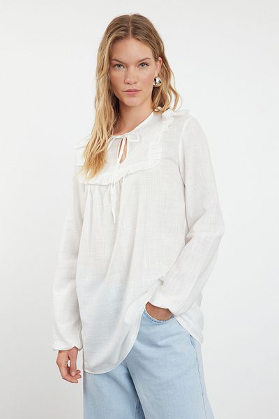 Trendyol Modest Ecrufarbenes gewebtes Hemd mit Rüschenkragen - TCTSS24TG00076