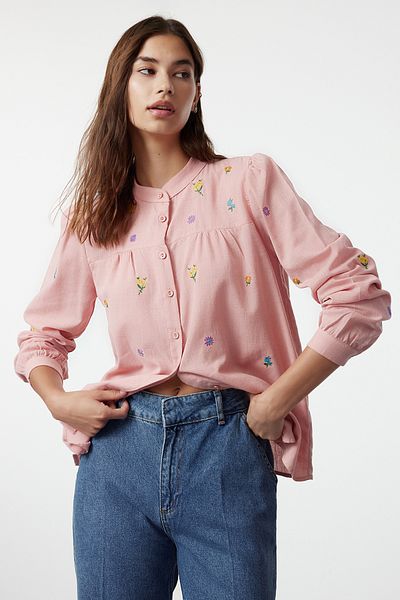 Trendyol Collection Púder virágmintás hímzett ing - TWOSS23GO00152