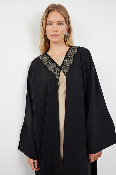 Trendyol Modest Tkaná černá čepice – Ferace & Abaya s detailem příslušenství pro výšivku TCTSS24KF00044