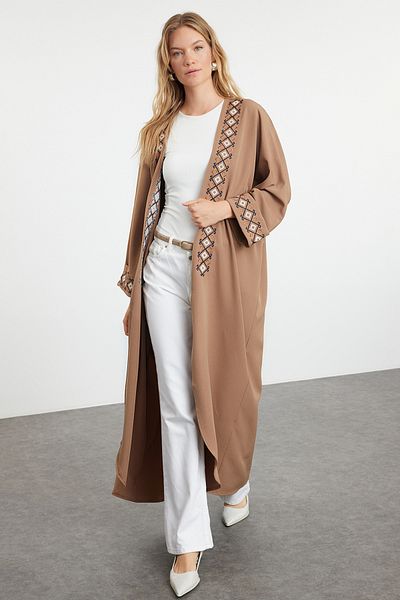 Trendyol Modest Gewebte Kappe, Ferace und Abaya - Braun bestickt TCTAW25KF00001