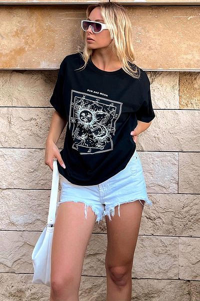 Swist Schwarzes, bedrucktes Oversize-Damen-T-Shirt mit Sonne und Mond