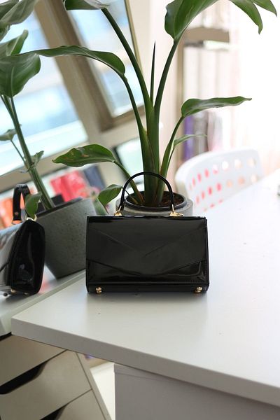 Moom Bag Plic din piele lacuita neagra - Geanta de umar cu maner