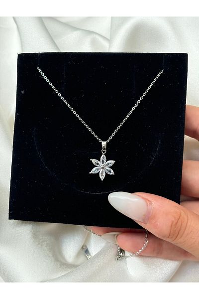 Accessories minimal DesiGned Silver Colored Daisy Necklace