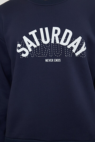 Trendyol Collection Oversize mikina s potištěným textem v námořnické modré - TMNAW25SW00089