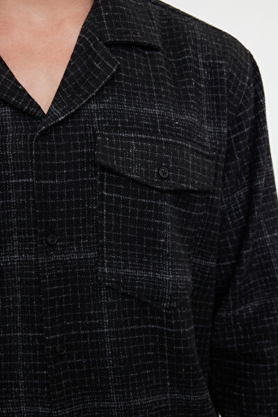 Trendyol Collection Oversize černá kostkovaná košile – zimní, kapesní, dřevorubec – TMNAW25GO00001