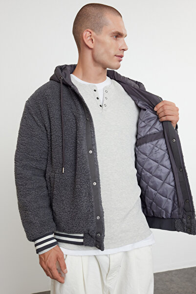 Trendyol Collection Anthrazitfarbene Winterjacke mit Kapuze für Unisex – Gummidetails, TMNAW25MO00015