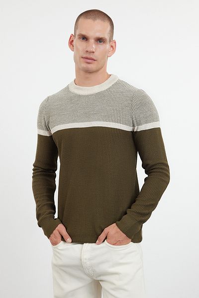 Trendyol Collection Khakifarbener Slim-Fit-Strickpullover mit Farbblock – Rundhalsausschnitt TMNAW25KZ00018