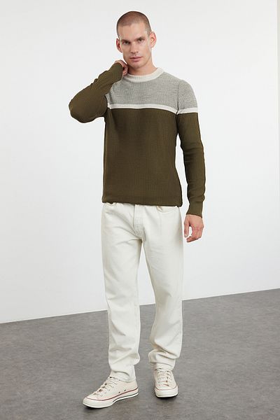 Trendyol Collection Khakifarbener Slim-Fit-Strickpullover mit Farbblock – Rundhalsausschnitt TMNAW25KZ00018