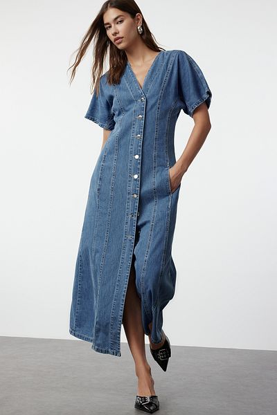 Trendyol Collection Modré detail prošívání Maxi džínové šaty s výstřihem do V TWOAW25EL00088