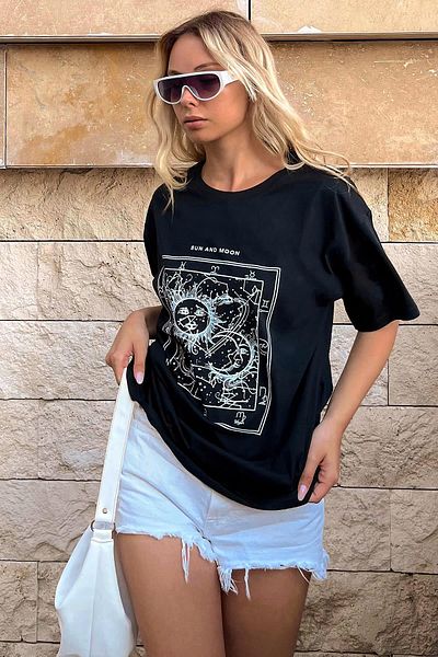 Swist Schwarzes, bedrucktes Oversize-Damen-T-Shirt mit Sonne und Mond