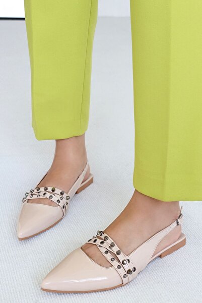 POLKA STORE Γυναικεία παπούτσια με μυτερή μύτη με τρεις ρίγες Troc με λεπτομέρειες