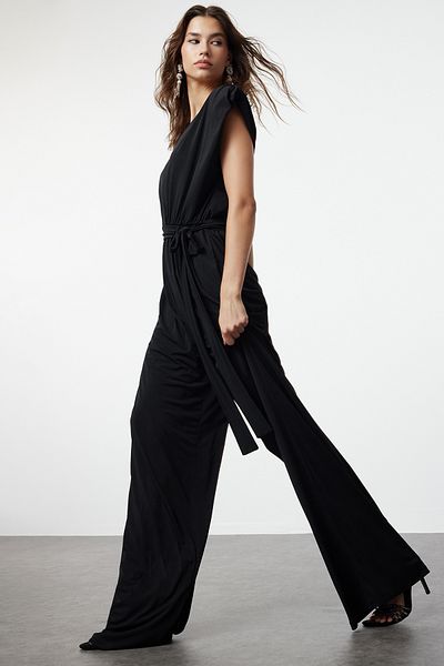 Trendyol Collection Schwarzer Strick-Jumpsuit mit V-Ausschnitt und Gürtel TPRSS23TU00029