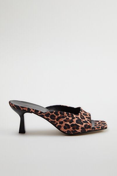 TRENDYOL SHOES Hnědé dámské pantofle na podpatku s leopardím vzorem Takss24To00019