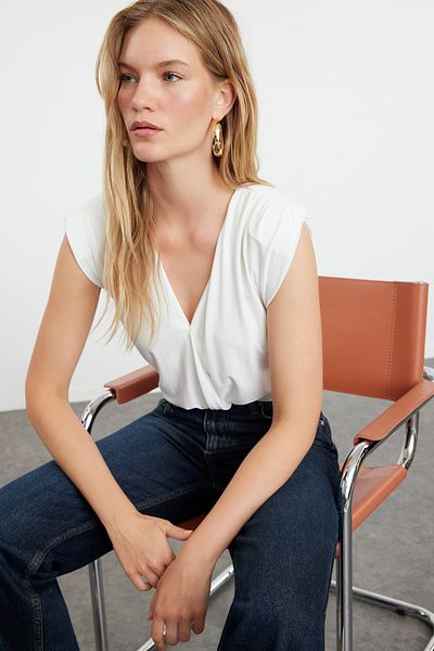 Trendyol Collection Weißer, gepolsterter, zweireihiger Strickbody mit elastischem Druckknopfverschluss TWOSS23BD00007