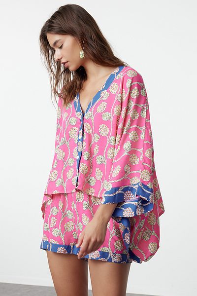 Trendyol Collection Strand-Set aus gewebter Bluse und Shorts mit Blumendruck – TBESS24AU00079