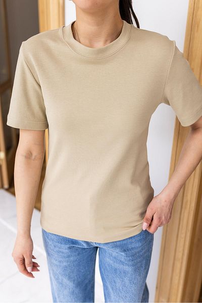 Askı Nişantaşı Tricou de bază cu gât roșu bej