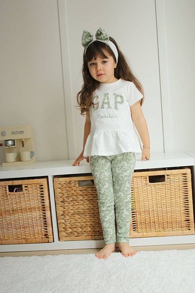 GAP Kids طقم بناتي مكون من 3 قطع مع بنطال ضيق منقوش بالزهور وباندانا