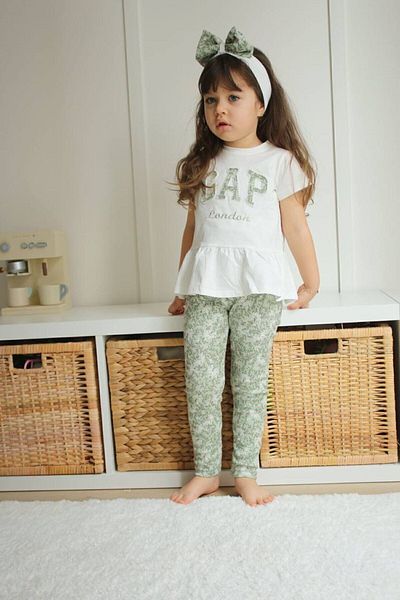 GAP Kids طقم بناتي مكون من 3 قطع مع بنطال ضيق منقوش بالزهور وباندانا