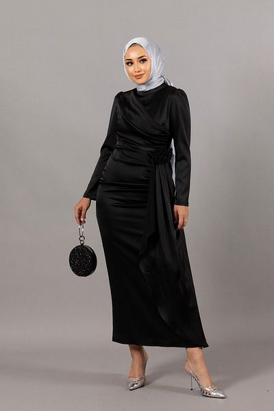 Stilife فستان سهرة من الساتان الأسود - إيلينا روز بروش مفصل