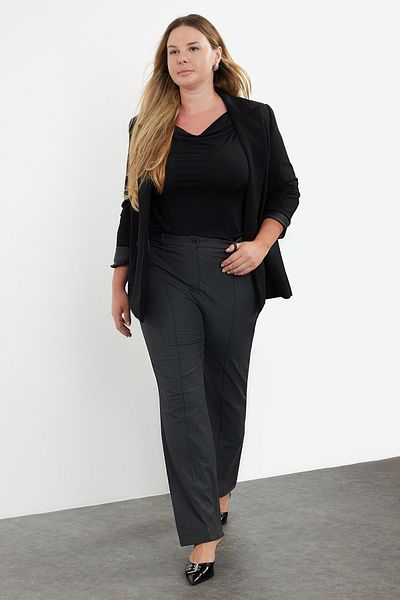 Trendyol Curve Anthrazitfarbene Premium-Gewebte Hose in Übergröße – Rippendetail TBBAW25AR00000