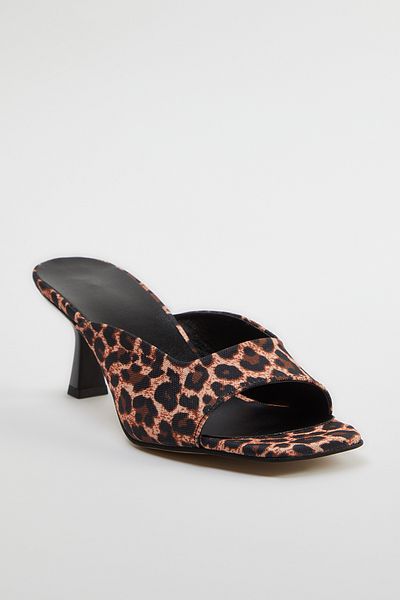 TRENDYOL SHOES Braune Damen-Hausschuhe mit Leopardenmuster und Absatz TAKSS24TO00019